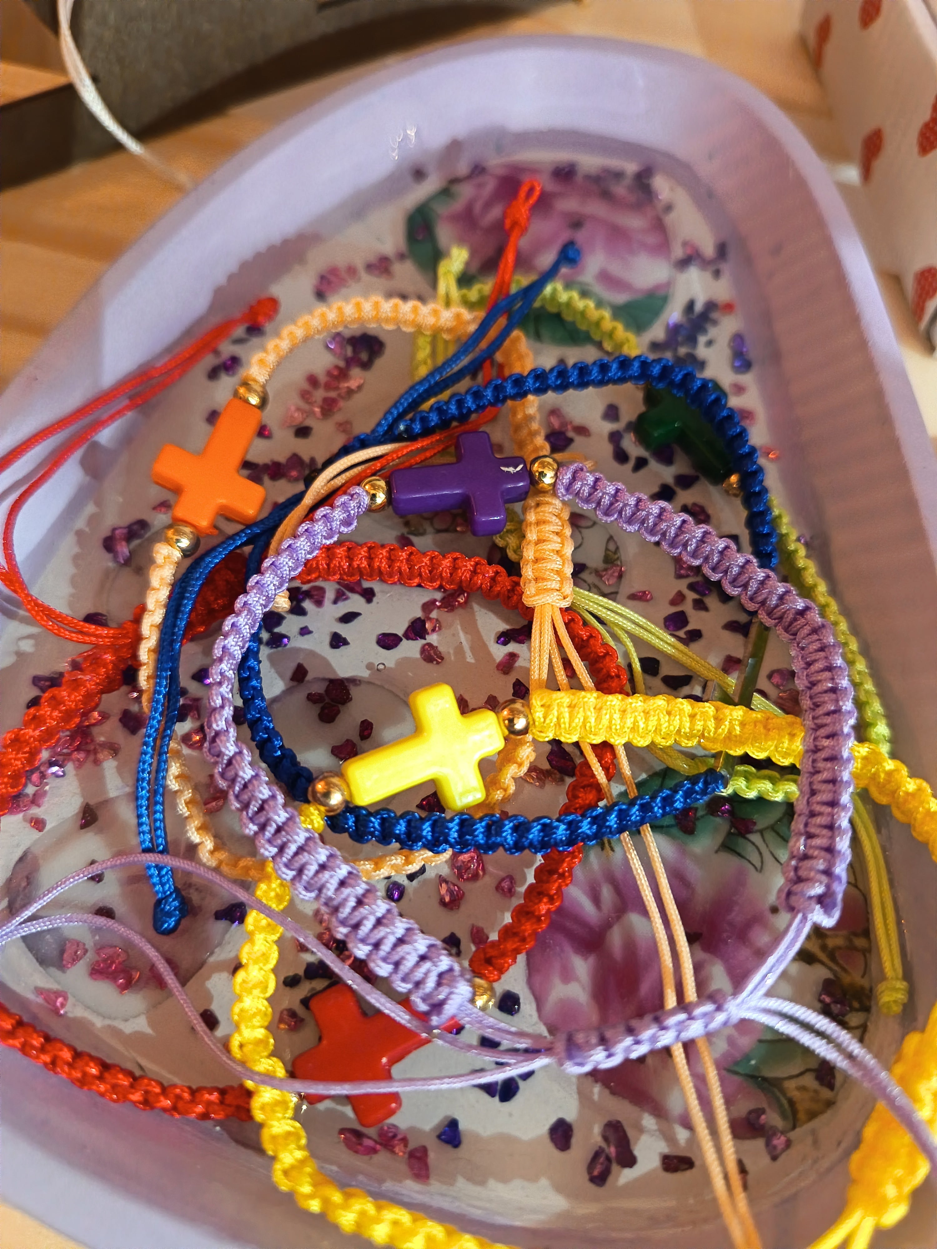 Bracelet cordon croix colorée – Ajustable