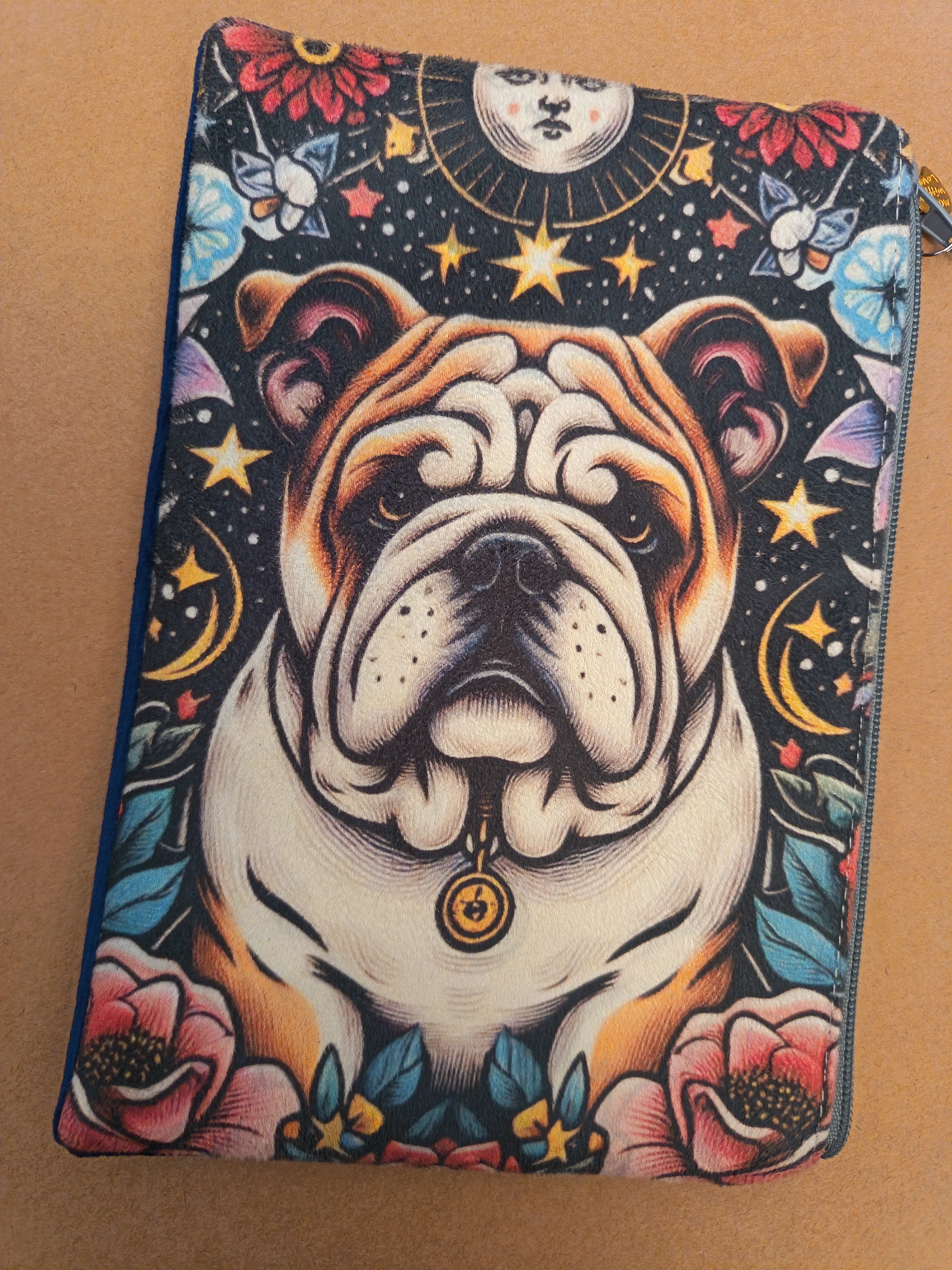 ✨ Pochette illustrée – Pièce unique faite main  BULLDOG