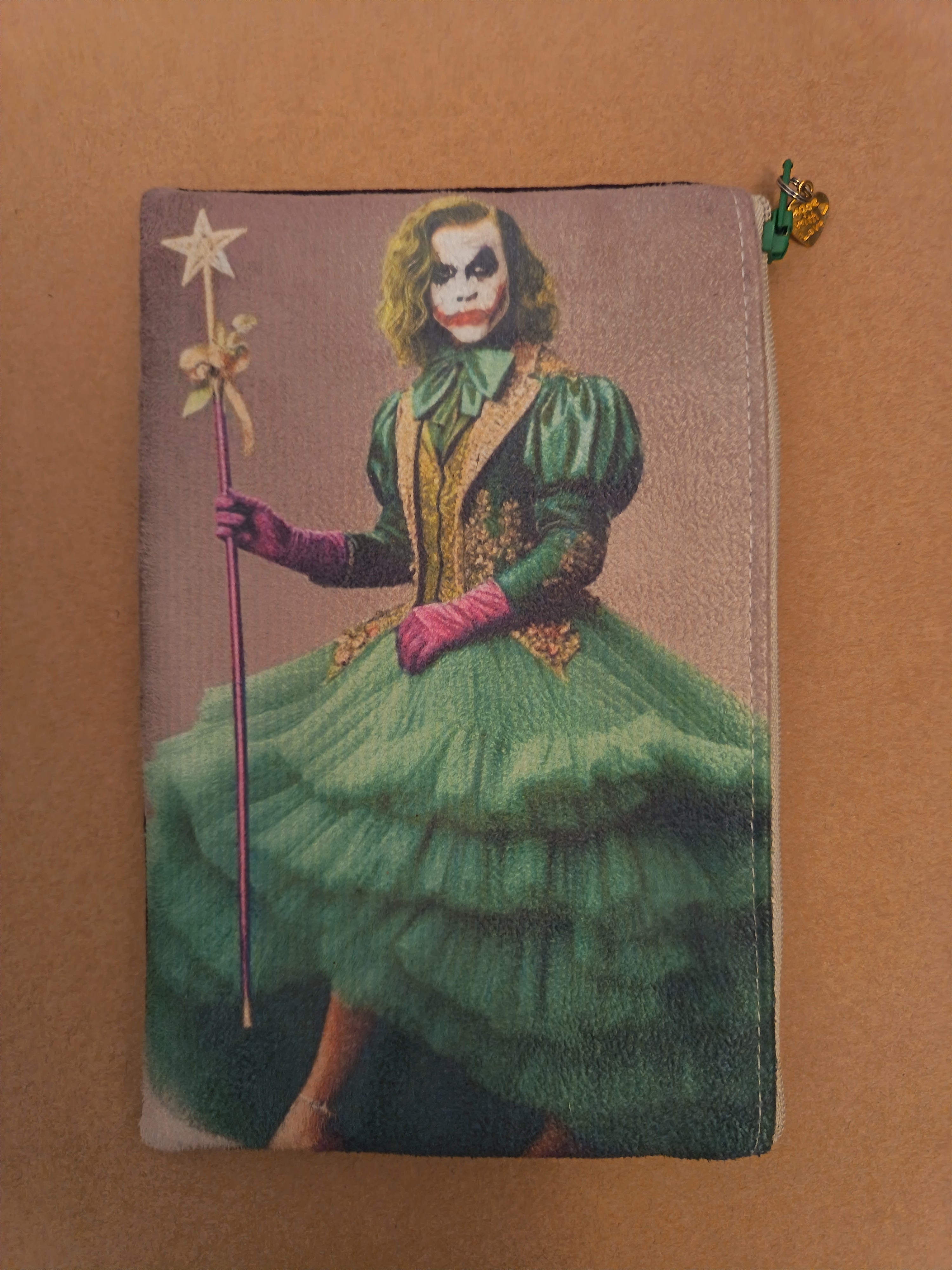 ✨ Pochette illustrée – Pièce unique faite main   THE JOCKER