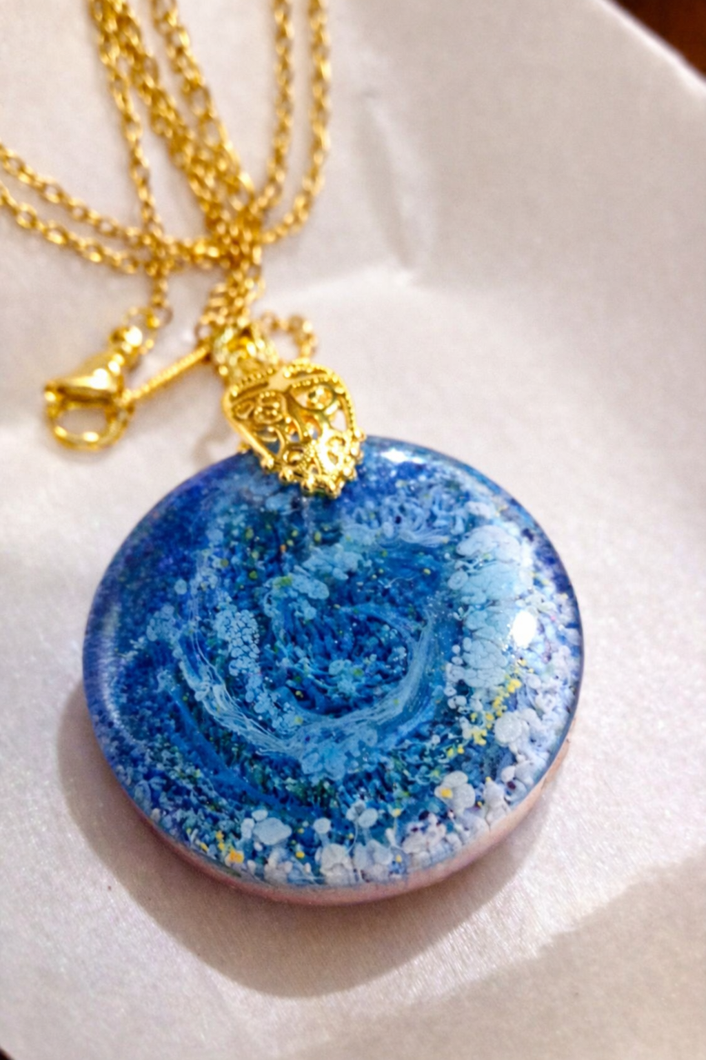 collier doré pendentif effet mer