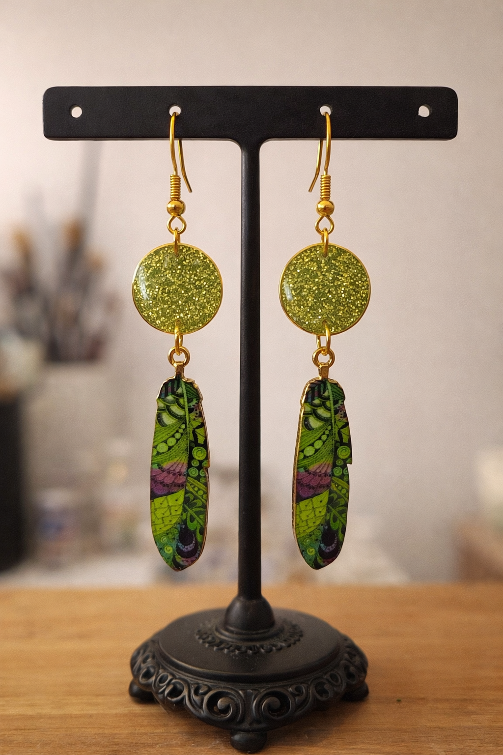Boucles d’oreilles “Plume Jungle Pailletée”