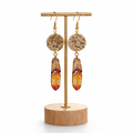 Boucles d’oreilles dorées pailletées & plumes – Bijou bohème fait main