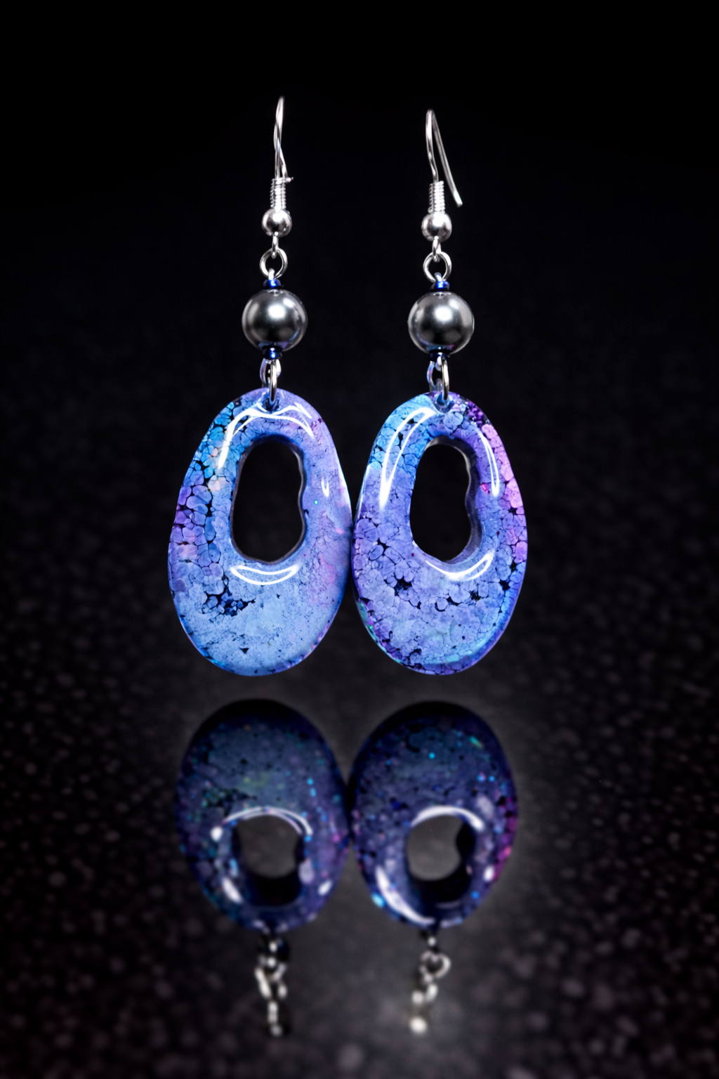 💙 Boucles d’oreilles “Nuit Cosmique” – Résine effet galaxie & perles hématite