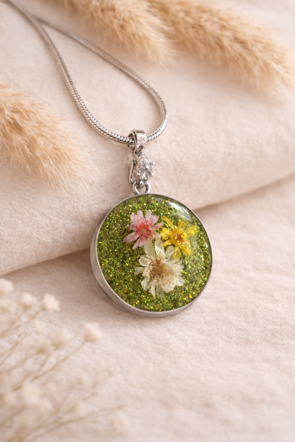 🌼 Collier “Jardin Secret” – Fleurs séchées & Résine
