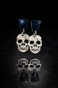 Boucles d’oreilles Skull rock chic – résine pailletée & crâne argenté