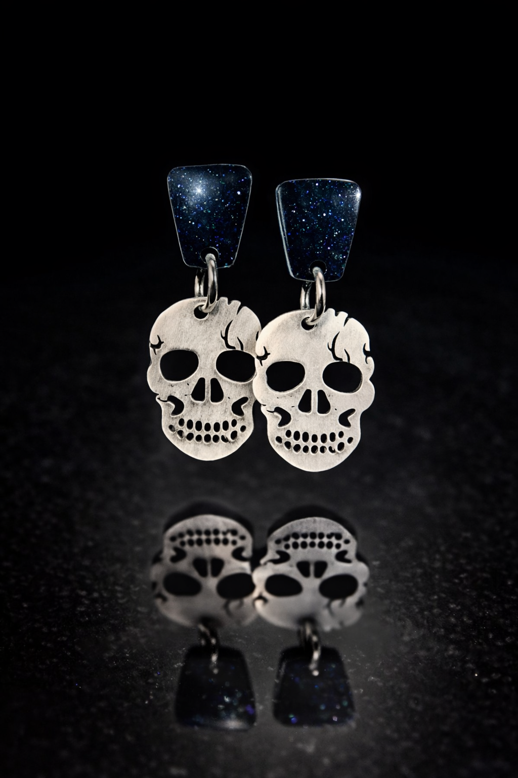 Boucles d’oreilles Skull rock chic – résine pailletée & crâne argenté