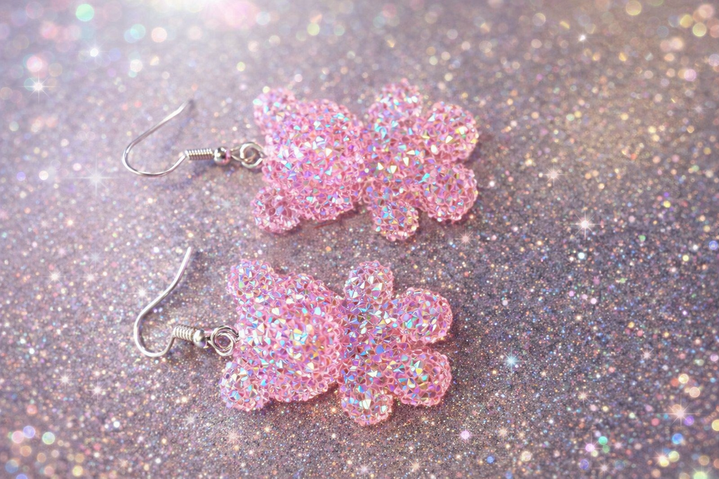 🧸 Boucles d’oreilles “Oursons Pailletés” – Résine & Reflets Arc-en-ciel