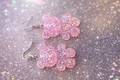 🧸 Boucles d’oreilles “Oursons Pailletés” – Résine & Reflets Arc-en-ciel