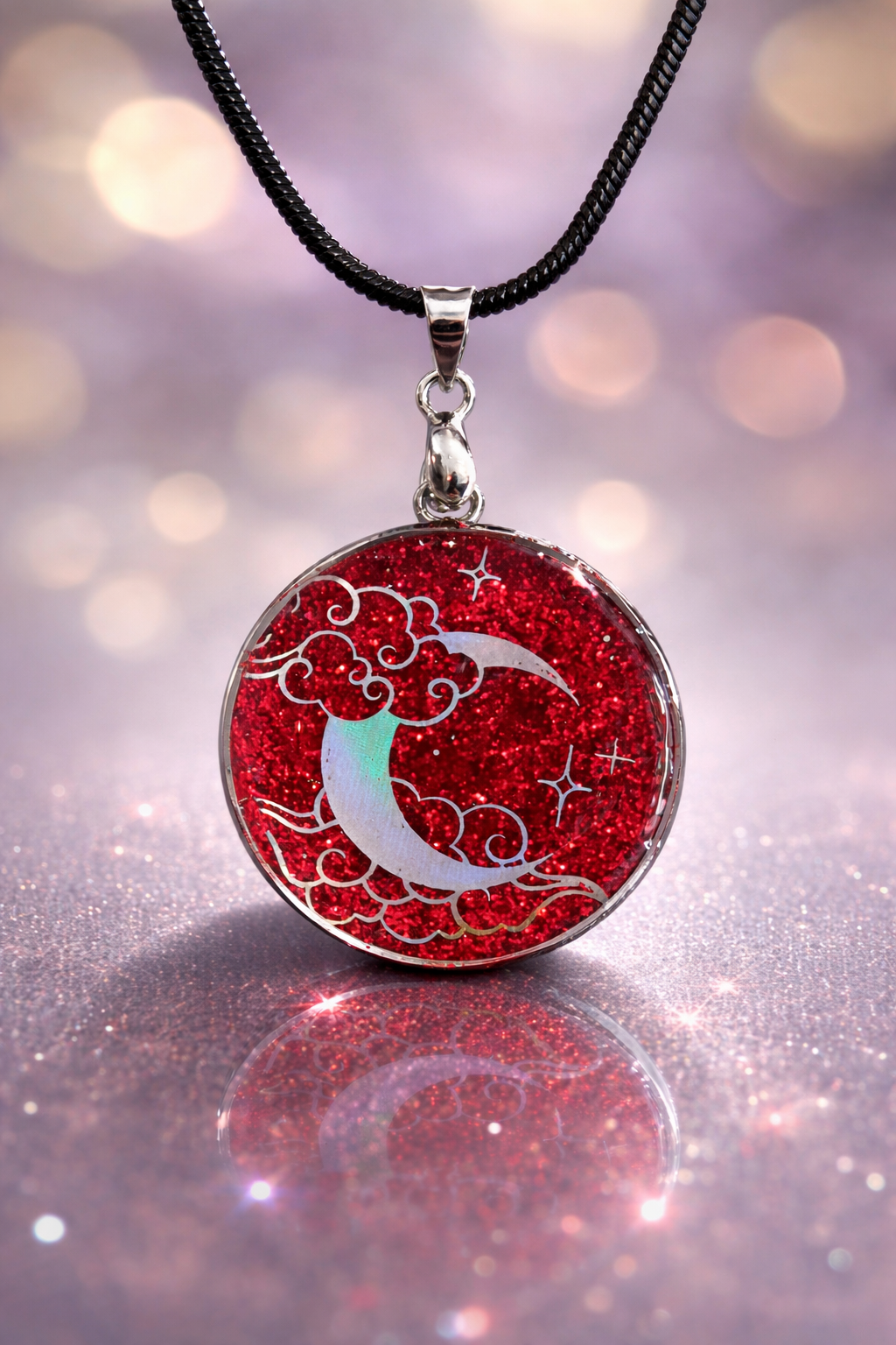 🌙 Collier “Lune Enchantée” – Résine & Paillettes Rouge Intense
