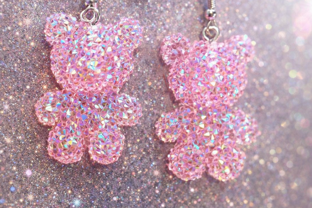 🧸 Boucles d’oreilles “Oursons Pailletés” – Résine & Reflets Arc-en-ciel