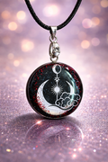 🖤 Collier “Lune Noire” – Résine & Motif Céleste